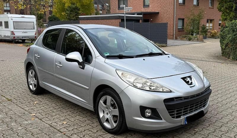 Silber Gebraucht 2011 Peugeot 207 Platinum Limousine | 3.150 € (Fairer Preis) - Bild 1/4