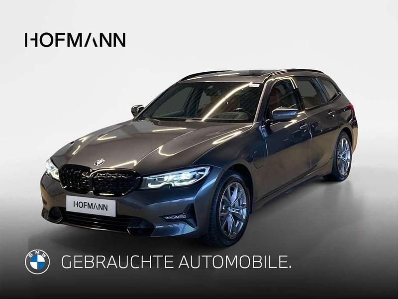 Mineralgrau metallic Gebraucht 2021 BMW 330e Sport Line Kombi | 28.906 € (Etwas zu teuer) - Bild 1/3