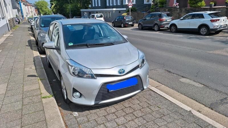 Silber Gebraucht 2014 Toyota Yaris Hybrid Limousine | 9.950 € (Superpreis) - Bild 1/4