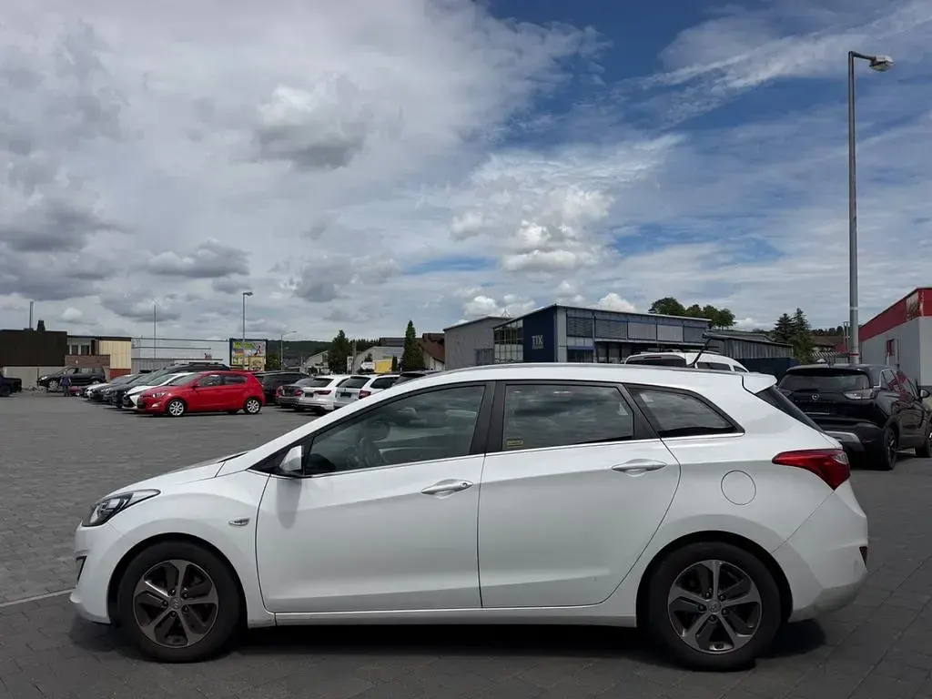Gebraucht Hyundai i30 YES! 135 PS (99 kW) 2016 Polar white Kombi