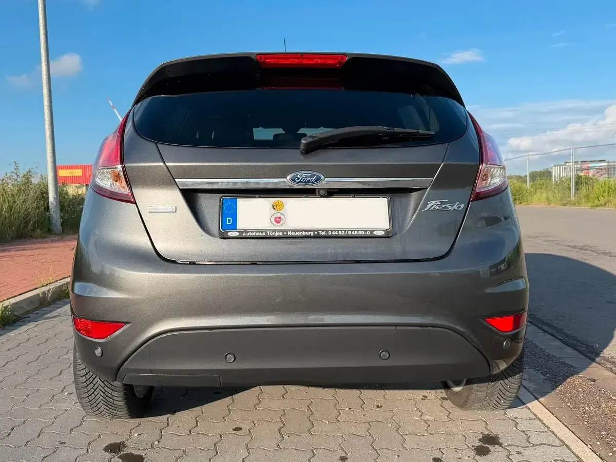 Gebraucht Ford Fiesta Titanium 101 PS (74 kW) 2016 Grau Kleinwagen