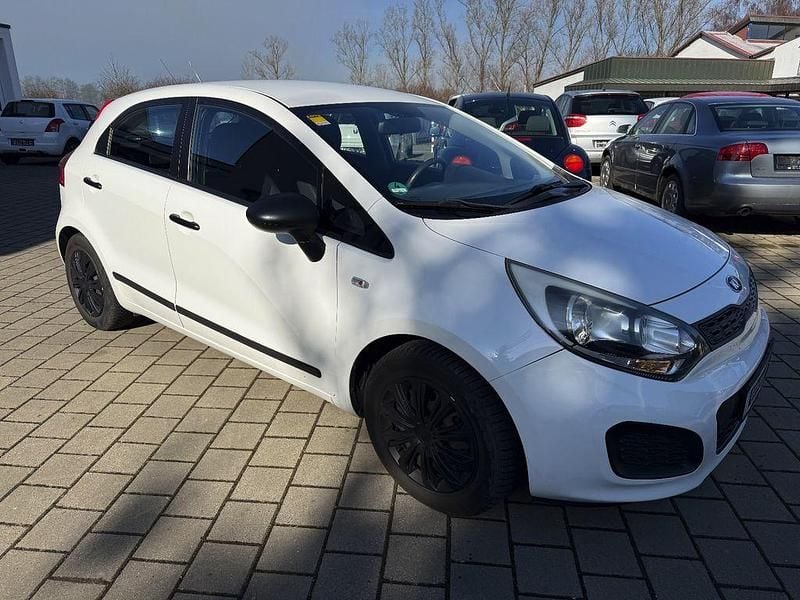 Gebraucht Kia Rio Attract 86 PS (63 kW) 2013 Weiß Limousine