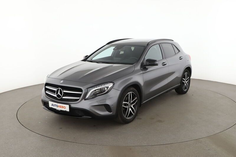 Grau Gebraucht 2016 Mercedes GLA200 Urban SUV | 19.060 € (Fairer Preis) - Bild 1/4