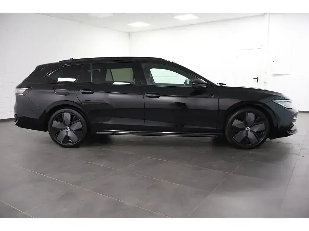 Usata VW Passat Style 110 CV (80 kW) 2025 Nero Station wagon