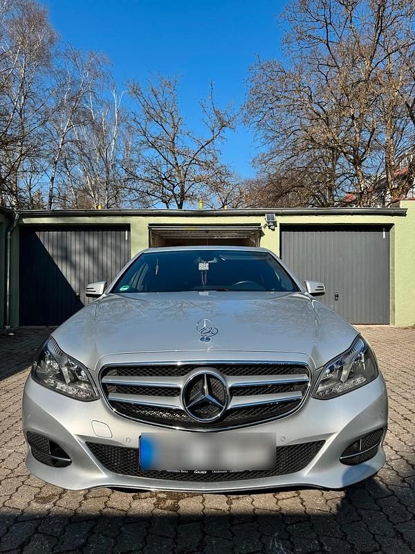 Silber Gebraucht 2015 Mercedes E200 Limousine | 16.990 € (Etwas zu teuer) - Bild 1/4