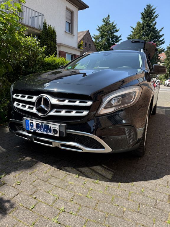Schwarz Gebraucht 2017 Mercedes GLA220 SUV | 20.400 € (Fairer Preis) - Bild 1/4