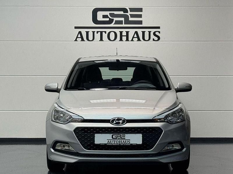 Gebraucht Hyundai i20 Classic 75 PS (55 kW) 2015 Silber Limousine