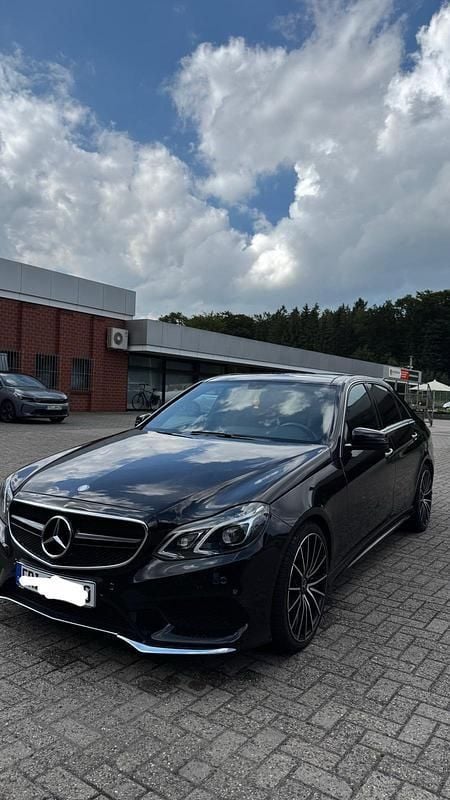 Schwarz Gebraucht 2015 Mercedes E220 Limousine | 16.500 € (Teuer) - Bild 1/4