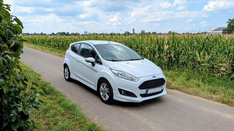 Weiß Gebraucht 2016 Ford Fiesta Sport Kleinwagen | 7.380 € (Fairer Preis) - Bild 1/4
