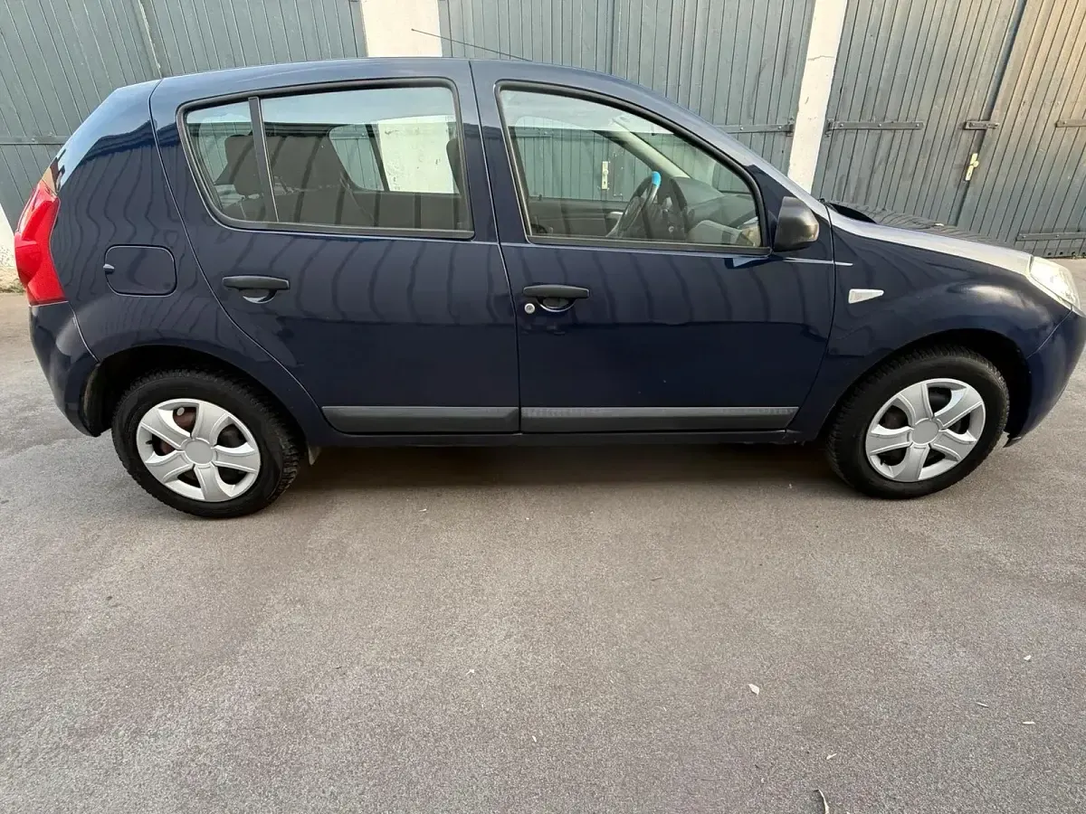 Gebraucht Dacia Sandero 75 PS (55 kW) 2010 Blau Limousine