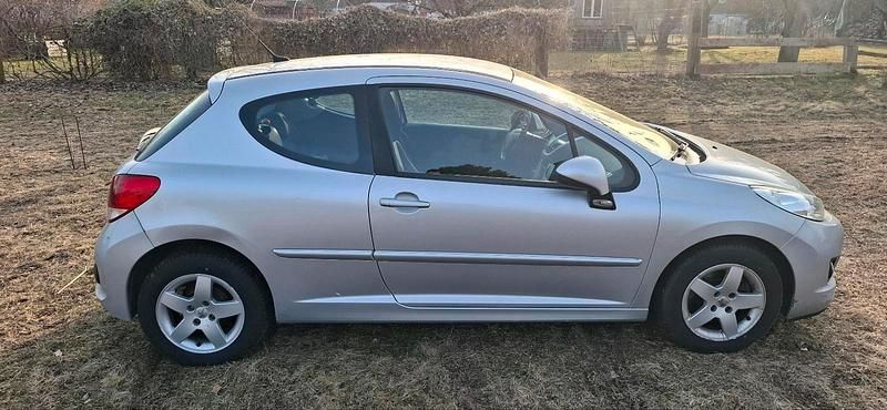 Gebraucht Peugeot 207 95 PS (69 kW) 2010 Silber Kleinwagen