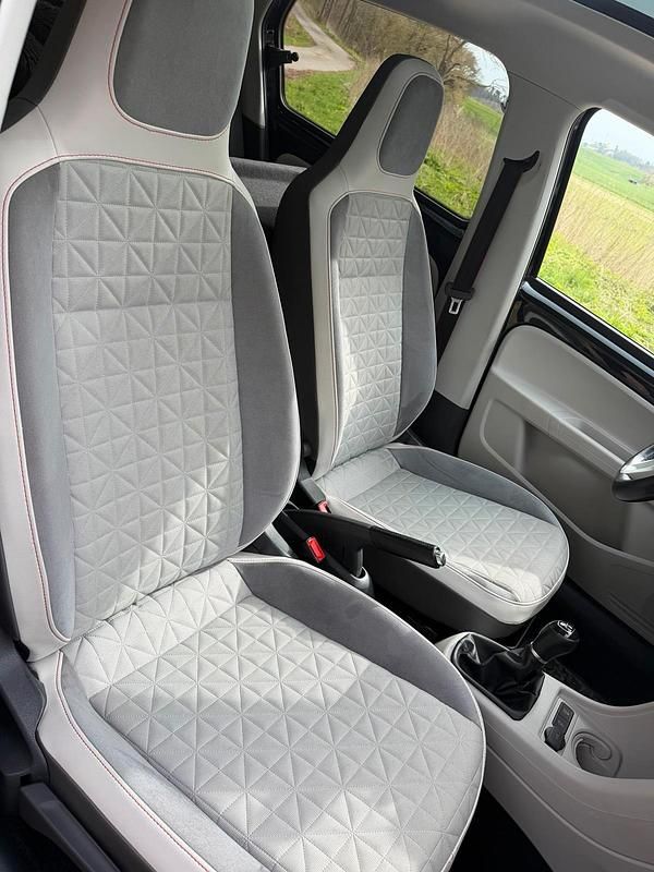 Second-hand VW up! Beats 90 CP (66 kW) 2017 Negru Hatchback