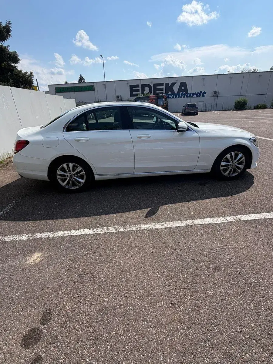 Gebraucht Mercedes C180 156 PS (114 kW) 2019 Weiß Limousine