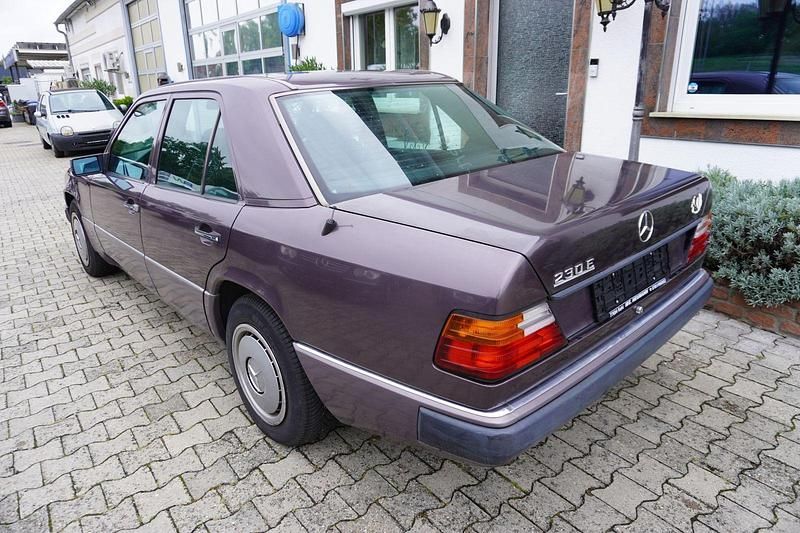 Gebraucht Mercedes E230 132 PS (97 kW) 1992 Braun Limousine