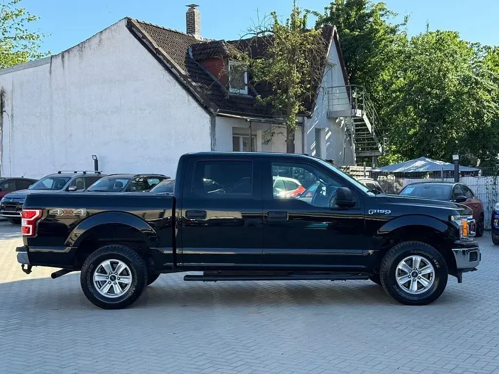 Używany Ford V8 401 KM (294 kW) 2018 Czarny SUV