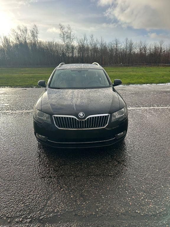 Schwarz Gebraucht 2014 Skoda Superb Elegance Kombi | 5.500 € (Superpreis) - Bild 1/4
