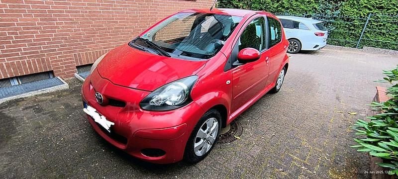 Rot Gebraucht 2010 Toyota Aygo Kleinwagen | 2.600 € (Guter Preis) - Bild 1/4