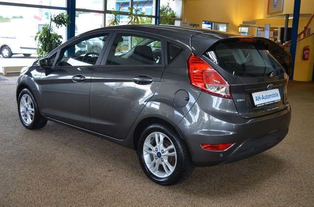 Gebraucht Ford Fiesta Trend 101 PS (74 kW) 2015 Grau Kleinwagen
