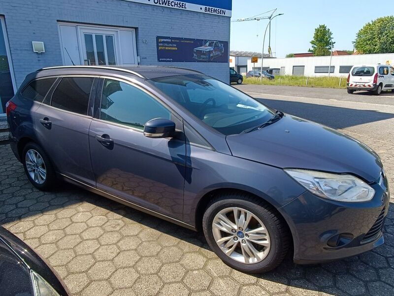 Gebraucht Ford Focus Trend 105 PS (77 kW) 2011 Grau Limousine