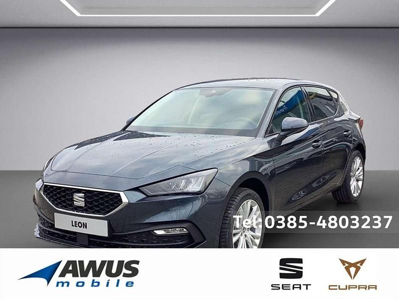 Grau / magnetic grau (metallic) Gebraucht 2024 Seat Leon Style Limousine | 26.890 € (Fairer Preis) - Bild 1/4