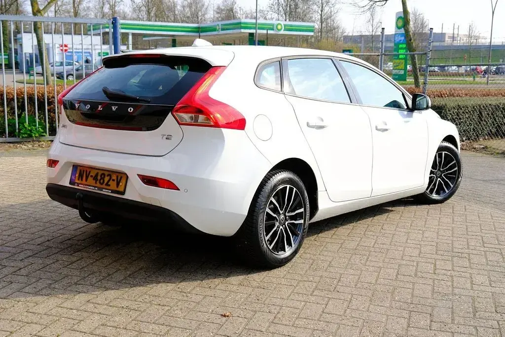 Gebraucht Volvo V40 122 PS (89 kW) 2017 Weiß Limousine