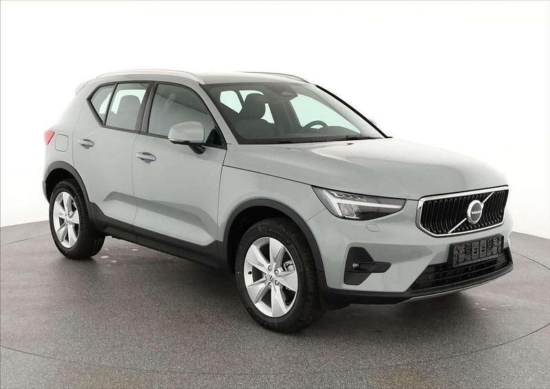 Vapour grey metallic Neu 2025 Volvo XC40 Core SUV | 35.545 € (Superpreis) - Bild 1/4