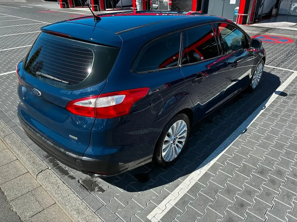 Usado Ford Focus 101 HP (74 kW) 2014 Azul Carrinha