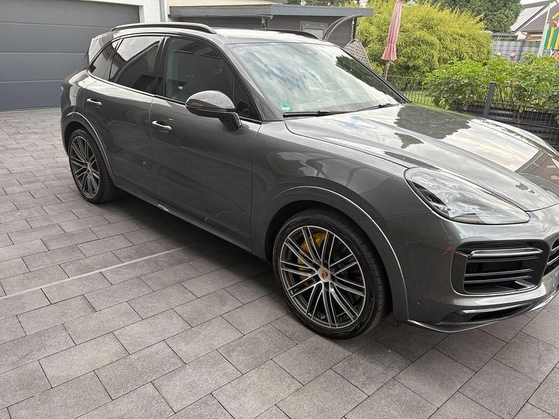 Grau Gebraucht 2021 Porsche Cayenne GTS SUV | 85.000 € (Fairer Preis) - Bild 1/4