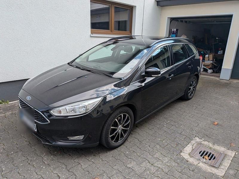 Schwarz Gebraucht 2015 Ford Focus Trend Kombi | 6.499 € (Fairer Preis) - Bild 1/4
