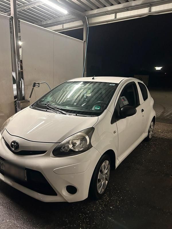 Weiß Gebraucht 2012 Toyota Aygo Kleinwagen | 2.700 € (Fairer Preis) - Bild 1/4