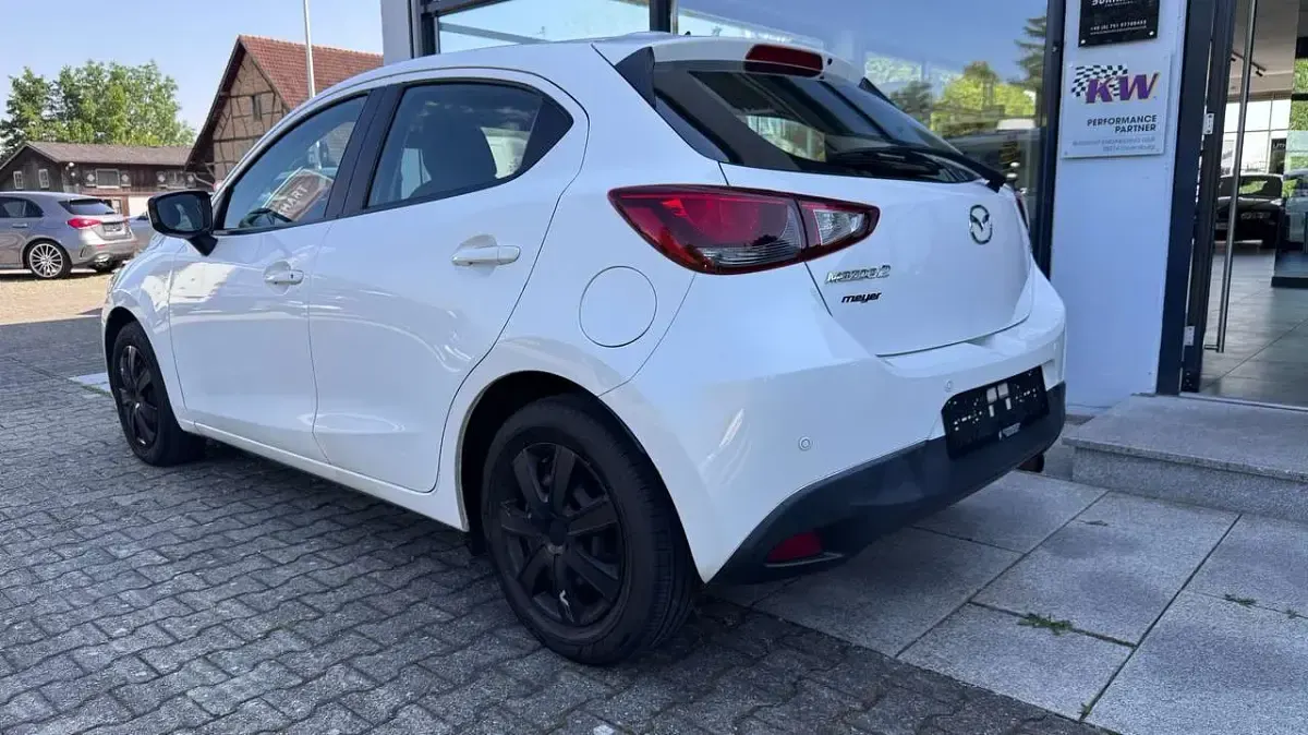 Gebraucht Mazda 2 Center-Line 75 PS (55 kW) 2015 Satinweiss metallic Kleinwagen