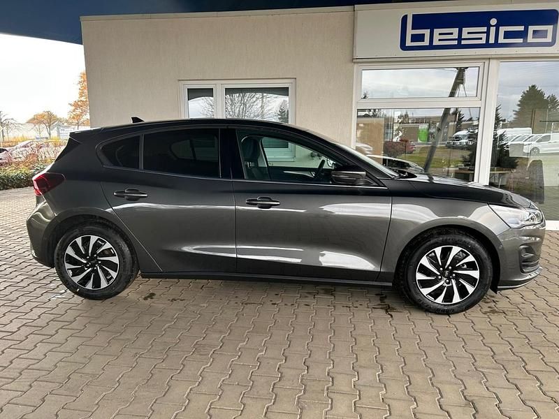 Neu Ford Focus Titanium X 155 PS (114 kW) 2025 Magnetic metallic (grau) Limousine