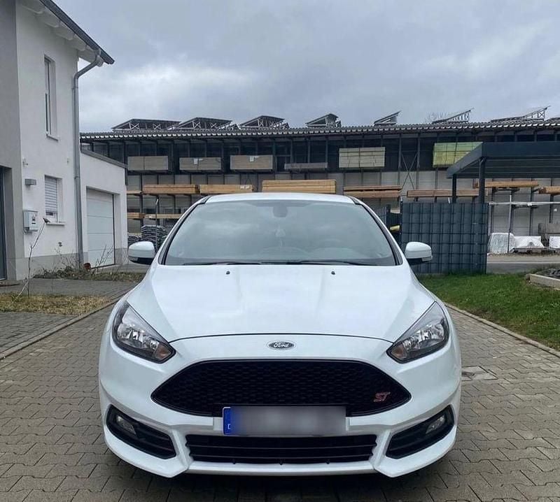 Weiß Gebraucht 2015 Ford Focus ST Limousine | 12.000 € (Superpreis) - Bild 1/4