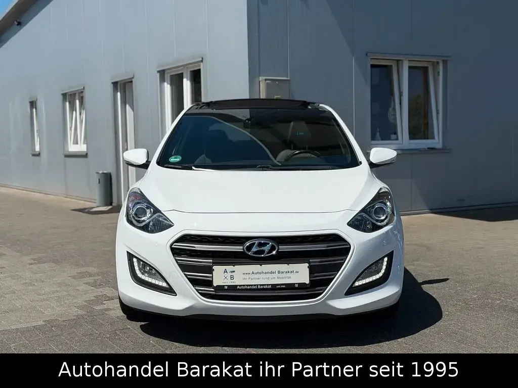 Gebraucht Hyundai i30 Passion 135 PS (99 kW) 2017 Weiß Limousine