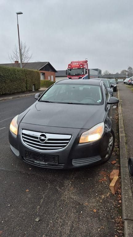 Gebraucht Opel Insignia Design Edition 140 PS (102 kW) 2012 Grau Limousine