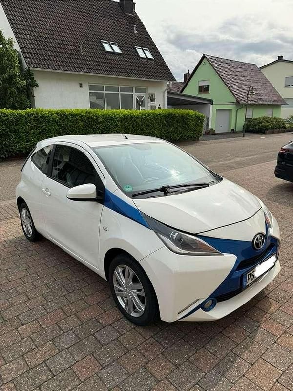 Weiß Gebraucht 2015 Toyota Aygo X-play Kleinwagen | 5.300 € (Fairer Preis) - Bild 1/4
