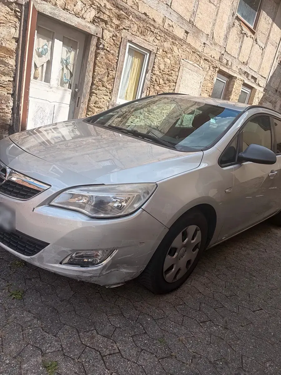 Gebraucht Opel Astra 140 PS (102 kW) 2011 Silber Kombi