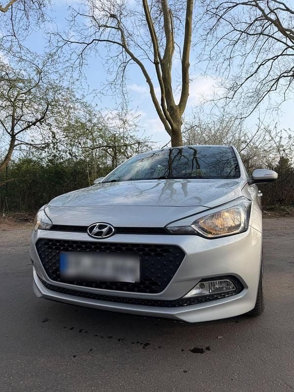 Gebraucht Hyundai i20 84 PS (61 kW) 2017 Silber Kleinwagen