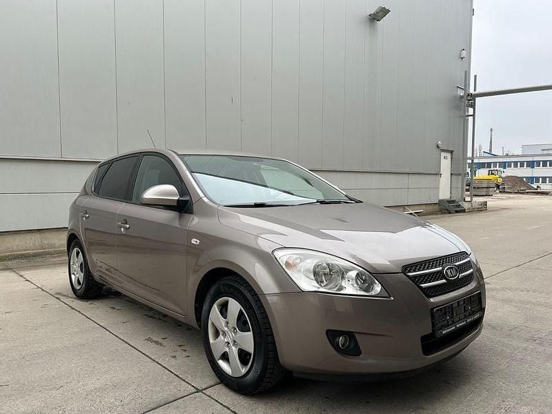 Braun Gebraucht 2010 Kia Ceed LX Kleinwagen | 3.890 € (Guter Preis) - Bild 1/4