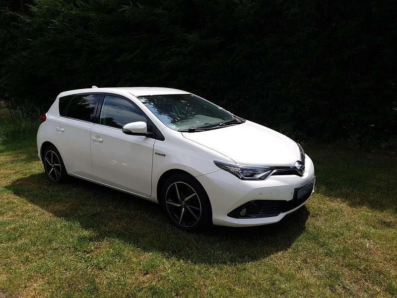 Weiß Gebraucht 2017 Toyota Auris Hybrid Edition-S Limousine | 13.985 € (Fairer Preis) - Bild 1/4