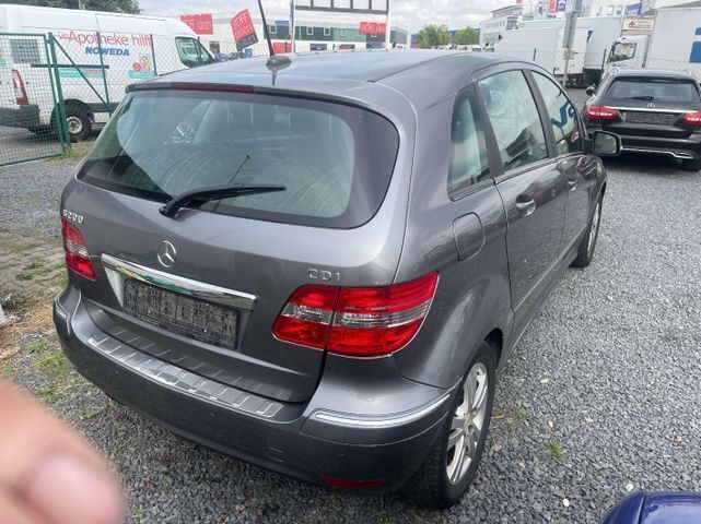 Gebraucht Mercedes B200 140 PS (102 kW) 2011 Mountaingrau  metalliclack Van / Kleinbus