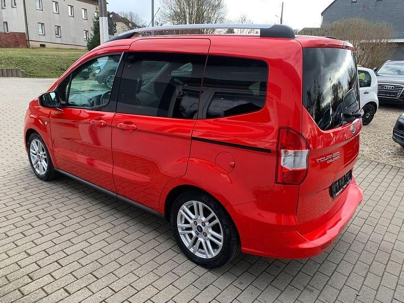 Gebraucht Ford Tourneo Courier Titanium 101 PS (74 kW) 2019 Rot Van / Kleinbus