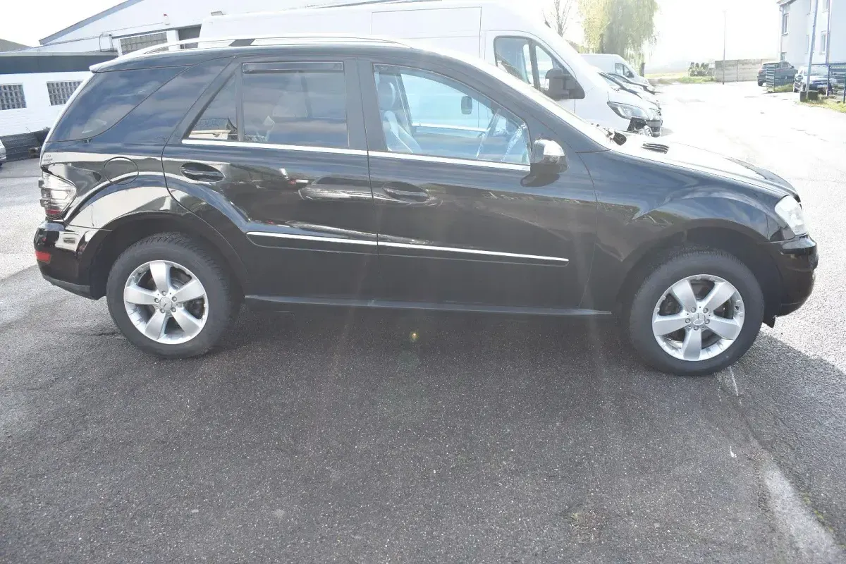 Gebraucht Mercedes ML350 224 PS (164 kW) 2010 Obsidianschwarz  metalliclack SUV