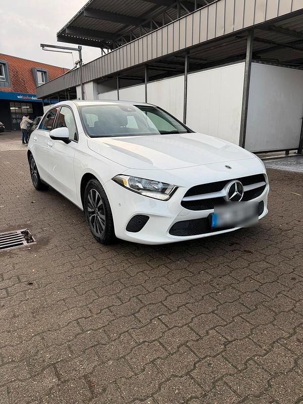 Weiß Gebraucht 2021 Mercedes A180 Kleinwagen | 19.300 € (Guter Preis) - Bild 1/4