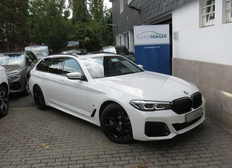 Weiß Gebraucht 2023 BMW 520 M Sport Kombi | 41.990 € (Fairer Preis) - Bild 1/4