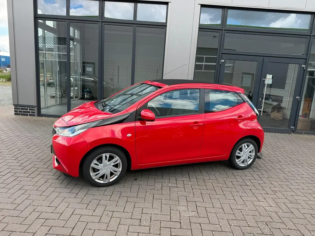 Gebraucht Toyota Aygo 70 PS (51 kW) 2015 Rot Kleinwagen