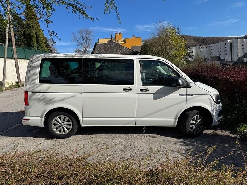 Second-hand VW Multivan 150 CP (110 kW) 2017 Alb Monovolum