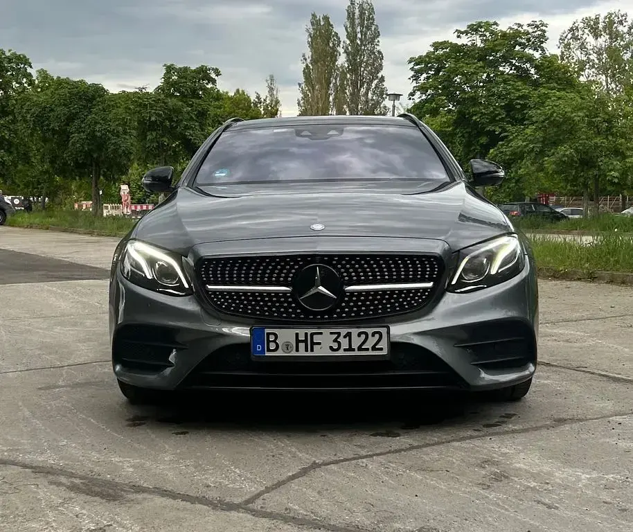 Usado Mercedes E220 AMG line 194 CV (142 kW) 2017 Gris Berlina