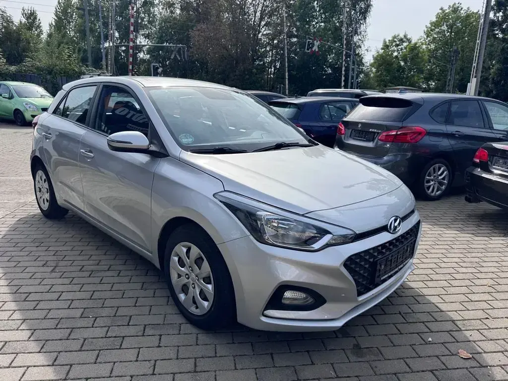 Gebraucht Hyundai i20 Select 75 PS (55 kW) 2019 Silber Kleinwagen