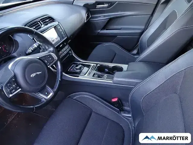 Gebraucht Jaguar XE R-Sport 180 PS (132 kW) 2017 Weiß Limousine